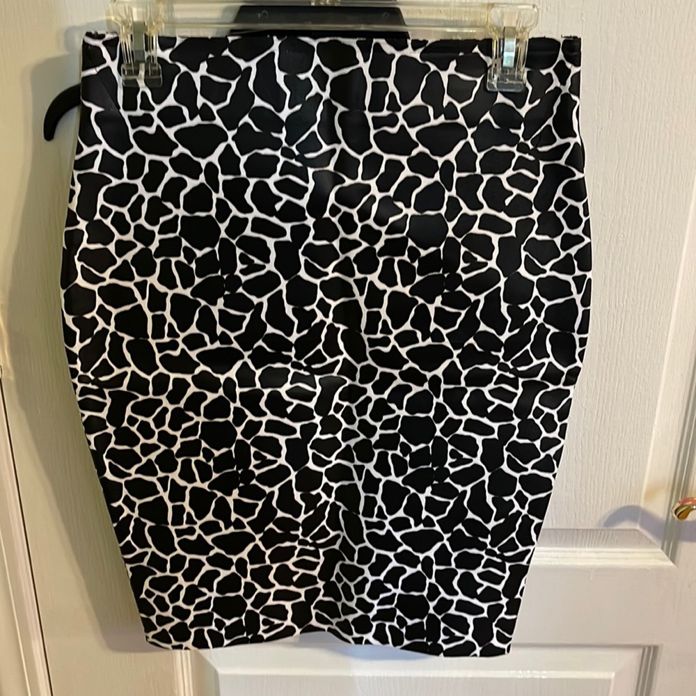 Black/white mid length skirt bodycon